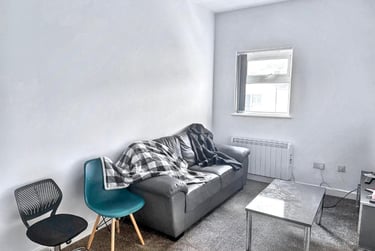 2 bed flat, Whitefield Terrace, Greenbank, Plymouth, PL48NH - Image 2